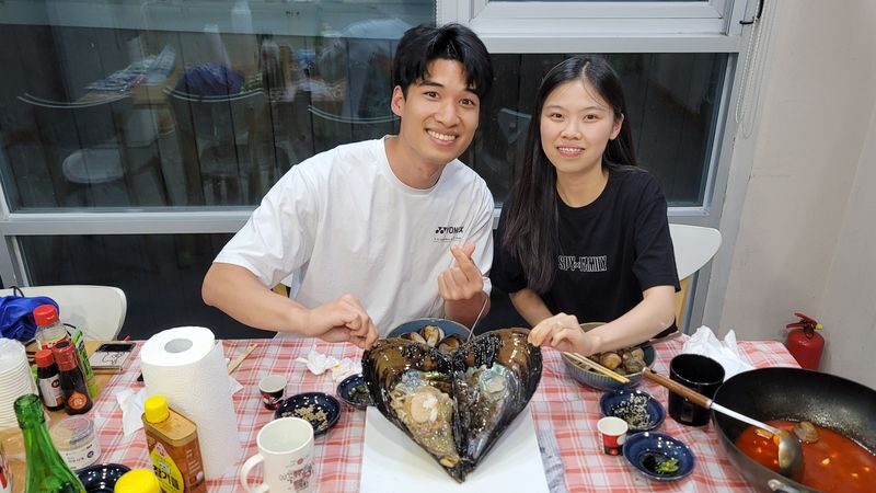 Busan Seafood Tour and Dinner with Busan Oppa - By subway, from market to meal
