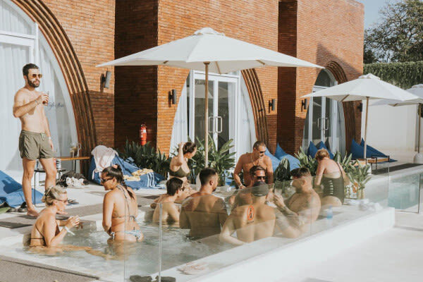 Café del Mar Beach Club Bali - Choosing a seat: pass, grass daybed or poolside daybed