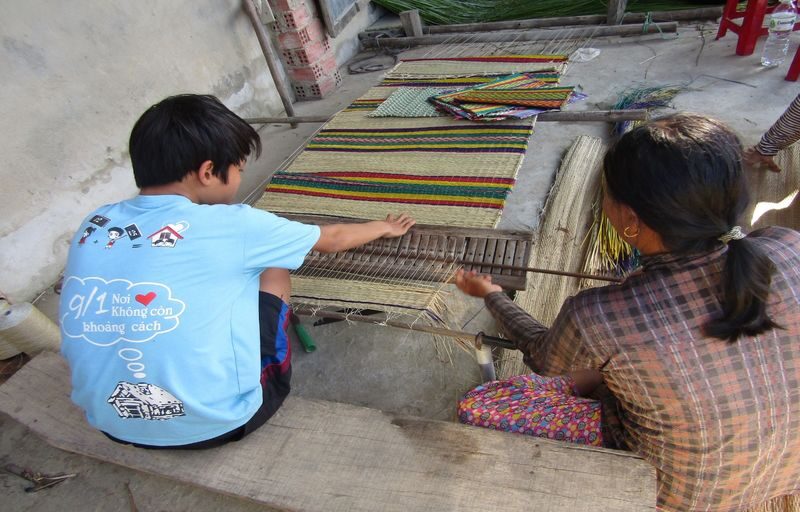 Cam Kim Village, Kim Bong Carpentry & Coconut Basket Boat Tour - Making rice paper and weaving mats in Cam Kim