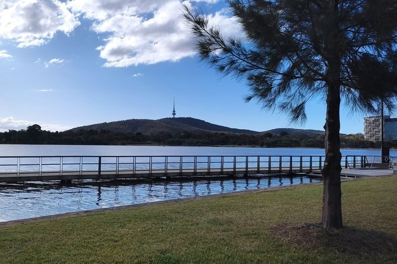 Canberra Capital Day Tour with Chinese Speaking Guide - Lake Burley Griffin and the capital’s design