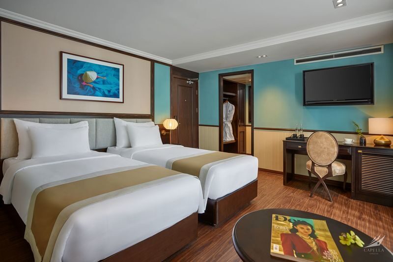 Capella 2D1N Cruise: Ha Long Bay & Lan Ha Bay - Lunch with the bay in view
