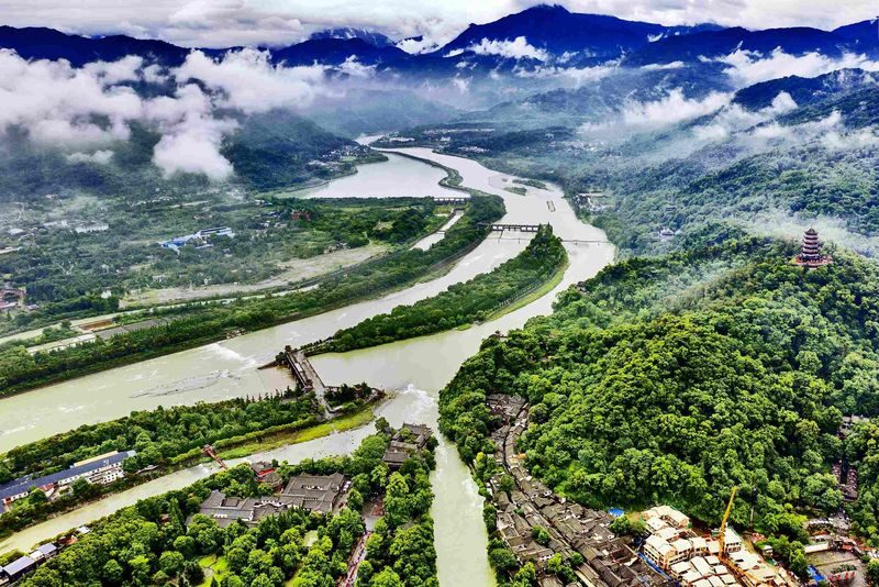 Chengdu Dujiangyan Scenic Area & Sanxingdui 1-Day Tour - Lunch and the road to Dujiangyan