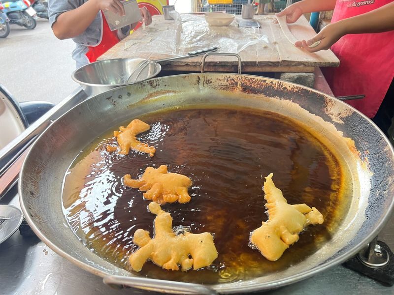 Chiang Mai 2-Hour Street Food Tour with Tastings - What the evening itinerary can and cannot tell you