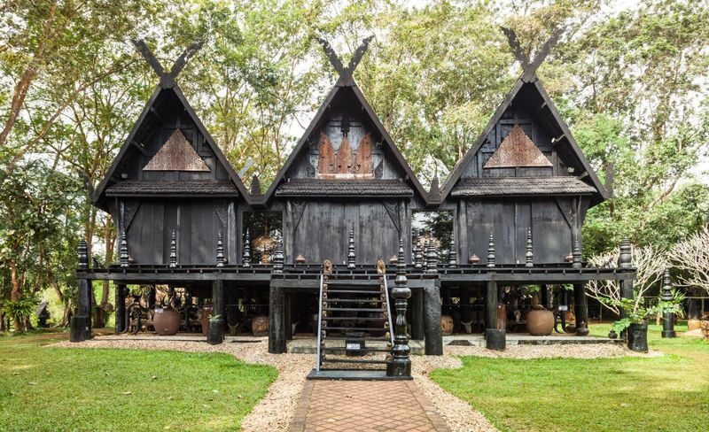 Chiang Mai: 2 Temples and Golden Triangle with Longtail Boat - Mae Kachan Hot Spring: a welcome roadside pause
