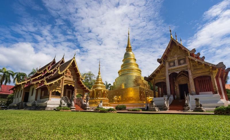 Chiang Mai: Half day Thai Costume with Cafe hopping - Tha Phae Gate: a strong first photo stop