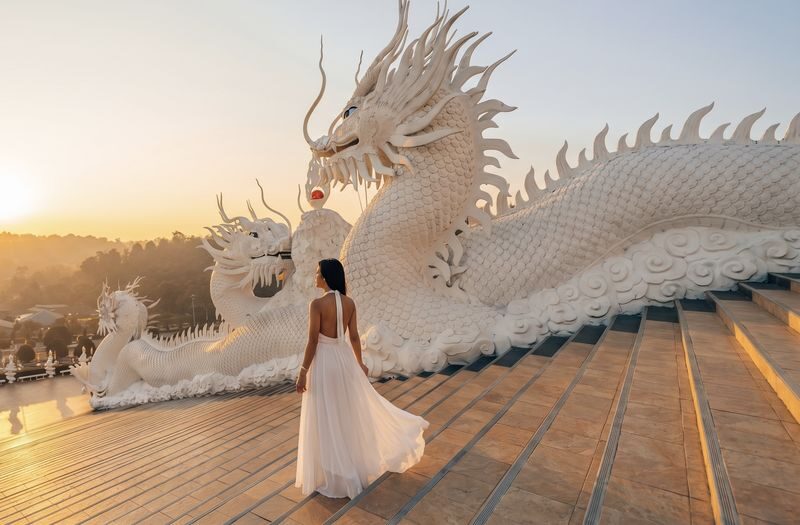 Chiang Rai Temples Tour: White Temple, Blue Temple & Red Temple - Blue Temple brings a cooler, more enclosed mood