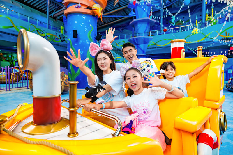 Chimelong Spaceship Park, Zhuhai - First-floor planets lead from forests to the ocean