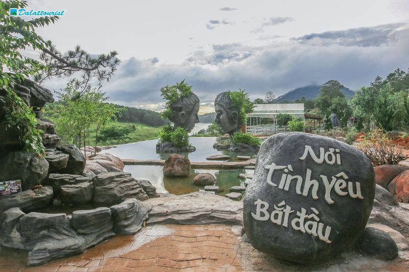 Clay Sculpture Tunnel Admission Ticket in Da Lat - Photo Stops, Scenic Views, and the Lake