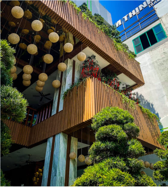 Da Nang Local Specialties & Dining Experience at Tran Restaurant - Quang noodles, cakes and the supporting cast