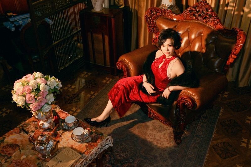 Da Xin Photo Studio | Exclusive Old Shanghai Vintage Photoshoot - Choosing your qipao and getting ready