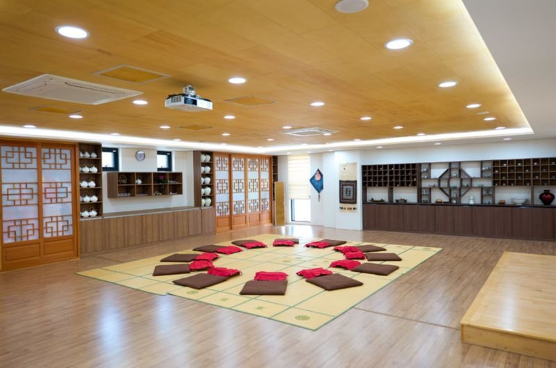 Daegu Mindful Korean Tea Ceremony & Hanbok Experience - Getting dressed in Hanbok