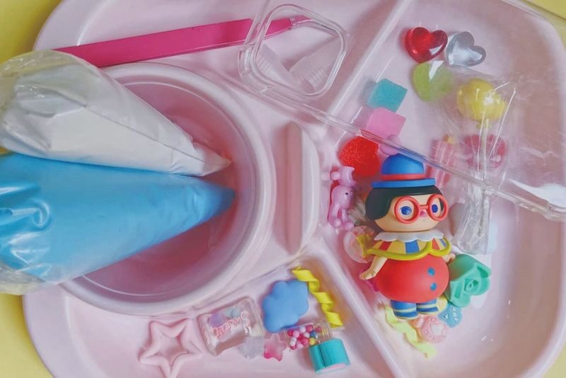 Decoden Experience in Singapore by Craftbeast Handmade - Choosing between a comb, frame, and phone case