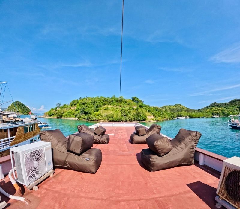 Deluxe Phinisi: 3D2N King Cirox Phinisi Liveaboard from Labuan Bajo - Day two: island stops and time in the water