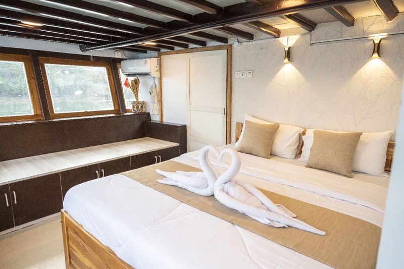 Deluxe Phinisi: 3D2N Sailing Liveaboard from Labuan Bajo - Day two: Padar at dawn, then dragons and pink sand