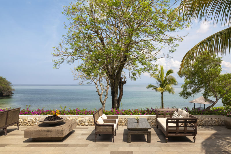 Dining Experience at Raffles Bali - Poolside lunch at Loloan Beach Bar & Grill