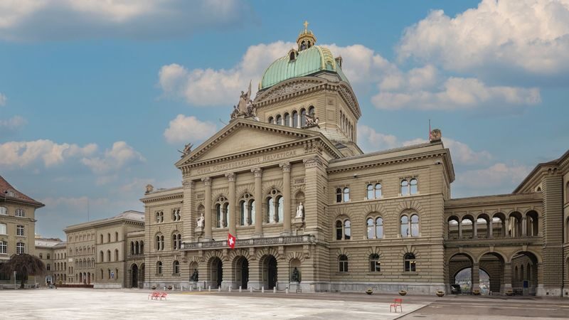 Discover Bern: City Highlights & Old Town Walking Tour - Moving through the UNESCO-listed Old Town