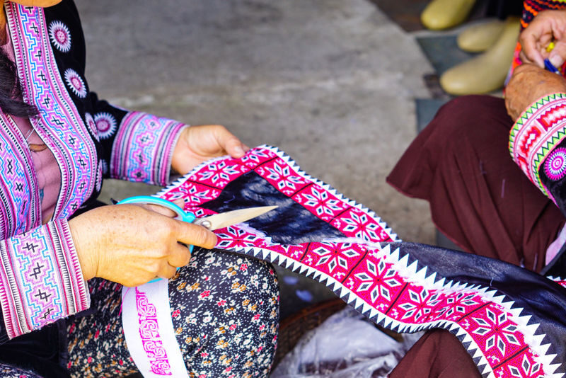 Doi Suthep and Hmong Village Half Day Tour - Hmong Doi Pui: culture, crafts, and a market feel