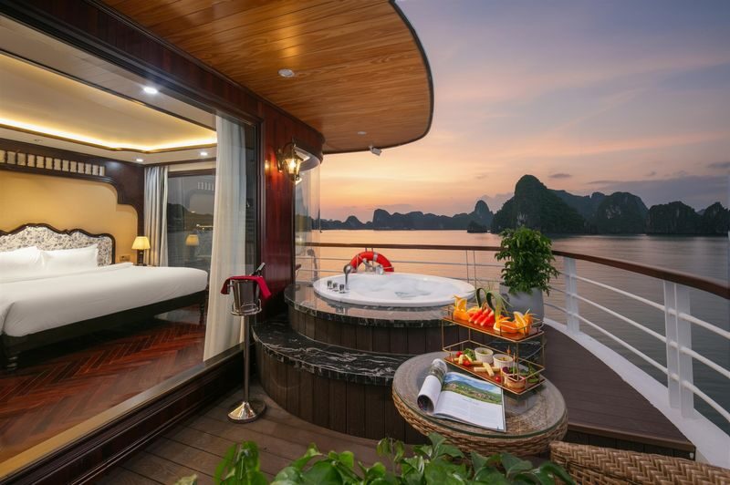 Du Yen 2D1N Luxury Cruise: Ha Long Bay with Sung Sot & Ti Top - Lunch among the limestone islands