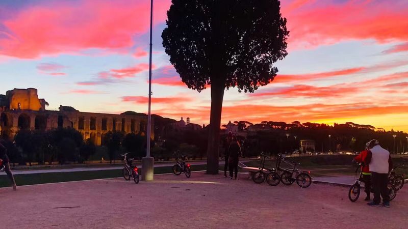 E-Bike Tour with Sunrise Experience and Breakfast in Rome - E-bikes make the ride more approachable