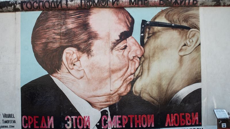 East Side Gallery Half-Day Small Group Walking Tour - Starting at the meeting point with Glen