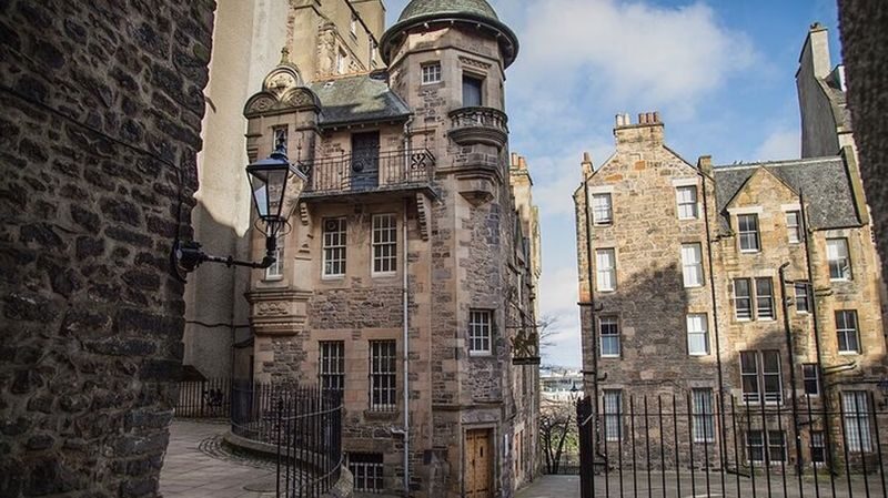 Edinburgh Castle and Royal Mile walking tour - The guide can make the history click