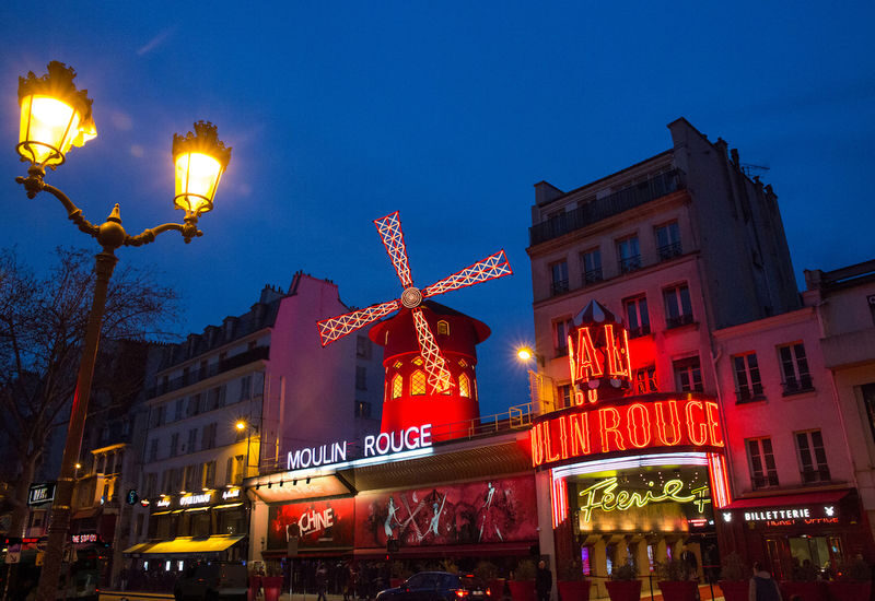 Eiffel Tower Dinner, Seine Cruise, and Moulin Rouge Show Experience - Take the Seine cruise between dinner and cabaret