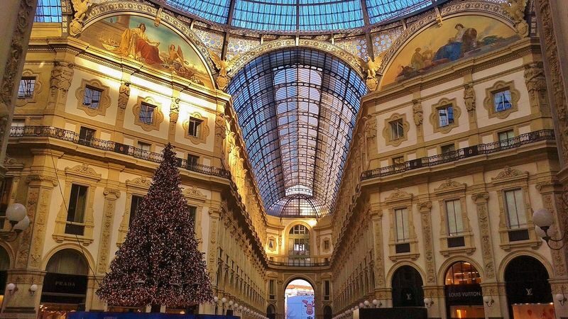Evening walking tour in Milan - Walking from the castle toward La Scala