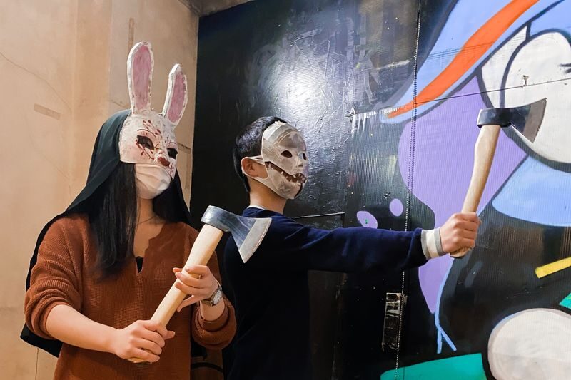 Extraordinary place! Axe Throwing & Shisha Bar in Asakusa, Tokyo - Getting Started With the Throwing Technique