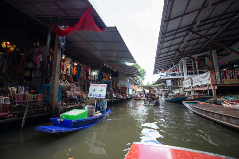 Floating Market Grand Palace and Chao Phraya River View Tour - A 40-minute boat ride at Damnoen Saduak