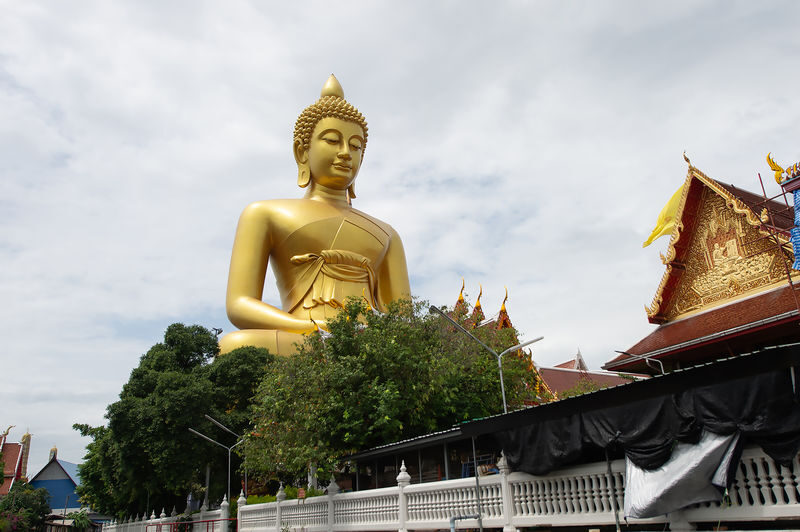 Floating Market & Wat Pak Nam (Big Buddha)Day Tour from Bangkok - Mae Klong Railway Market: watching the tracks clear