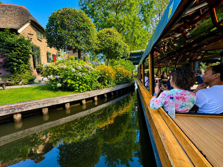 From Amsterdam to Giethoorn Day Trip & Guided Canal Cruise - A skipper’s view of Giethoorn