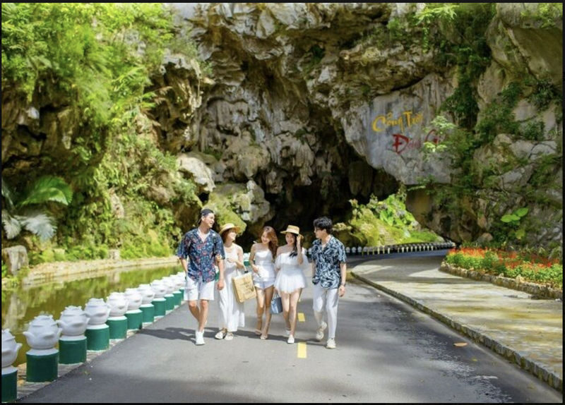 From Da Nang: Dong Giang Heaven Gate Full-Day Tour (Korean Guide) - Meeting the Co Tu community