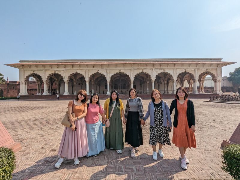 From Delhi: Taj Mahal & Agra One Day Trip By Air-Conditioned Car - Agra Fort: Mughal power in red sandstone