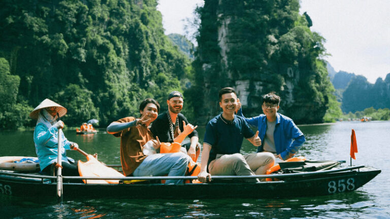 From Hanoi: 4-Day Lan Ha Bay Cruise & Ninh Binh UNESCO Heritage Tour - Trang An by boat, with caves along the way