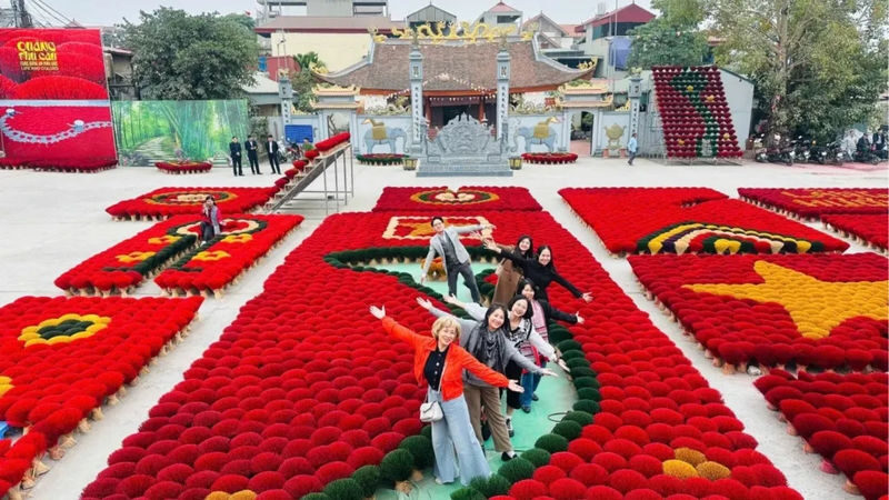 From Hanoi to Ninh Binh Private Day Tour: Incense Village, Hoa Lu & Van Long Wetland - Starting with Quang Phu Cau’s incense