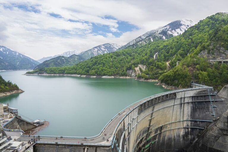 From Tokyo: Tateyama Kurobe Alpine Route "Snow Wall" & Shirakawa-go - Day two: crossing the Northern Alps