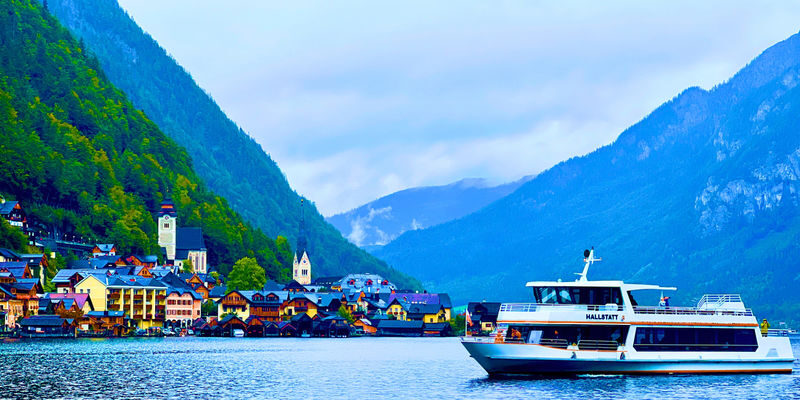 From Vienna: Hallstatt, Salzburg & Melk Abbey Small-Group Day Tour - Traunsee gives you a first taste of the Alps