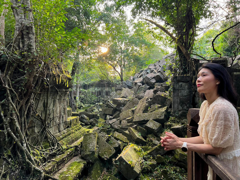 Full Day Tour Kulen Mountain, Beng Mealea and Tonle Sap - Leaving Siem Reap and stopping for palm cake