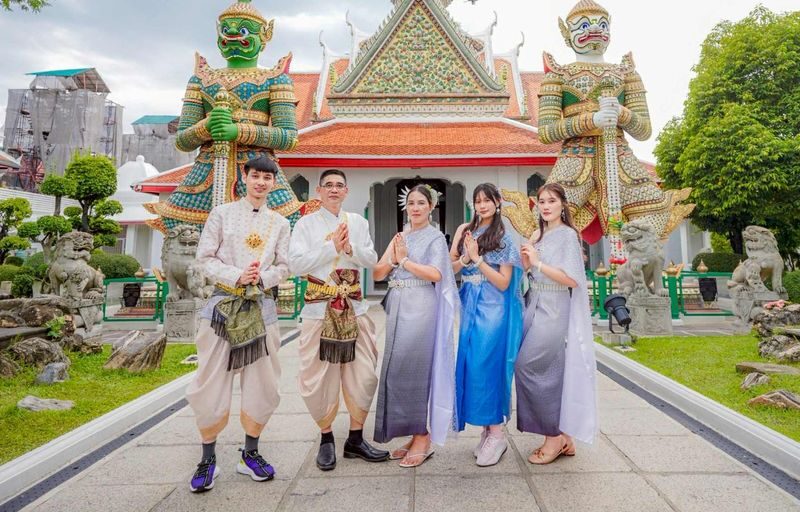 Full Set Thai Costume Rental in Bangkok + Hairdo & Makeup - Choosing a costume and setting expectations
