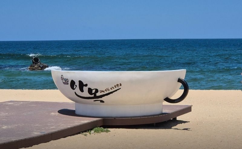 Gangneung Arte Museum K-Pop Bus Stop Private Full-Day Tour - Arte Museum: a strong start indoors