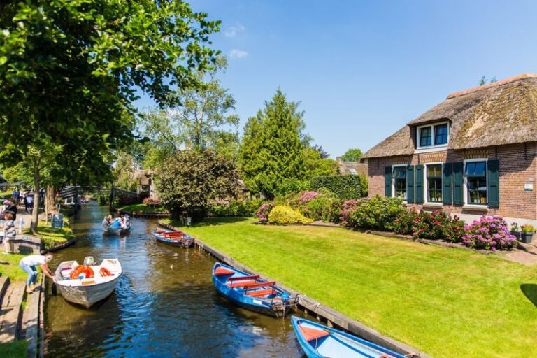 Giethoorn Day Tours with Traditional Boat Cruise - The one-hour cruise gives you Giethoorn’s best first view