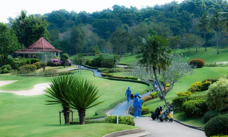 Golf Club at Phuket Country Club - The lake-side par 5 is the signature moment
