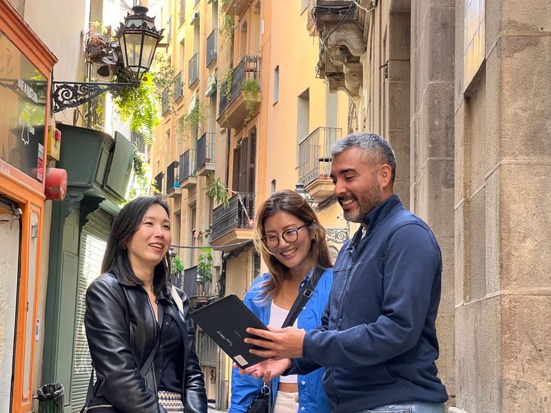 Gothic Quarter Walking Tour in Barcelona - Reading the landmarks, not just photographing them