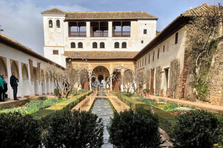 Granada Alhambra Guided Tour with Transport from Seville - A guided walk through the Albaicín