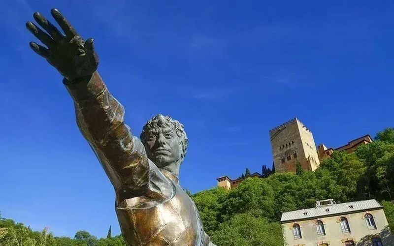 Granada: Alhambra Walking Tour Without Tickets - Expect stories, not just a route