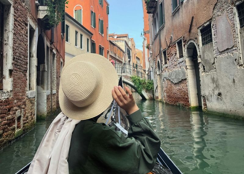 Grand Canal Romantic Gondola Ride in Venice - The introduction: gondolas, Venice, and a VR stop