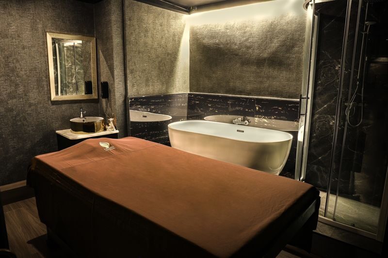 Grand Massage & Spa Experience in Nana - Choose the treatment that suits your body