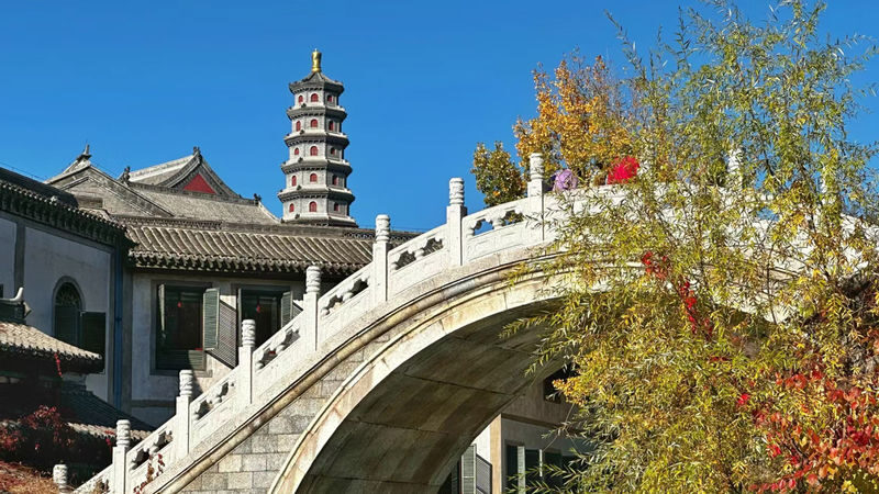 Gubei Water Town & Simatai Great Wall 1-Day Tour - Gubei Water Town is picturesque, but not an untouched village