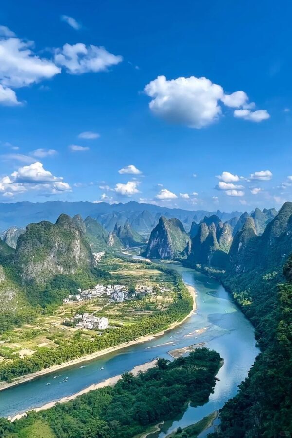 Guilin Yangshuo Yulong River + Li River + Xingping Ancient Town + Twenty Yuan Background Picture One-Day Tour (8-person small group) - A bamboo raft on the Yulong River