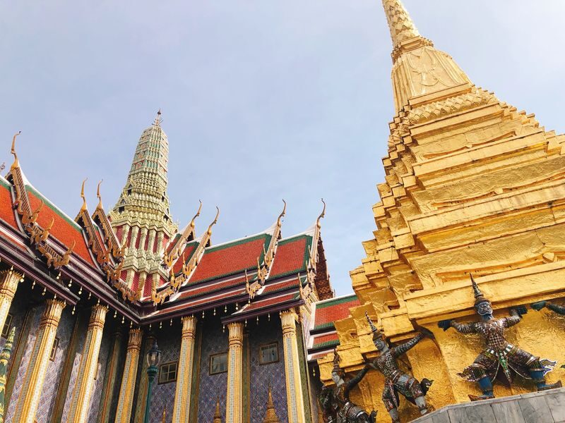 Half-day city tour of Bangkoks three major temples and the Grand Palace, departing in the morning by Panda Bus (A) - Wat Pho and the golden Reclining Buddha